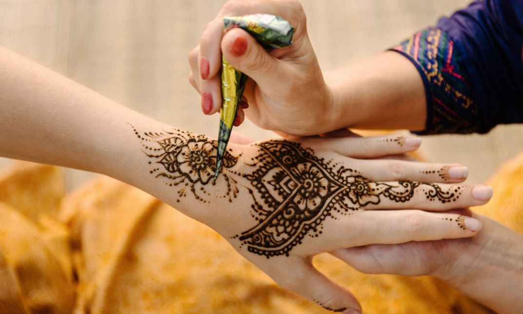 What Affects How Long Natural Henna Paste Lasts on Skin? UK Guide 2026